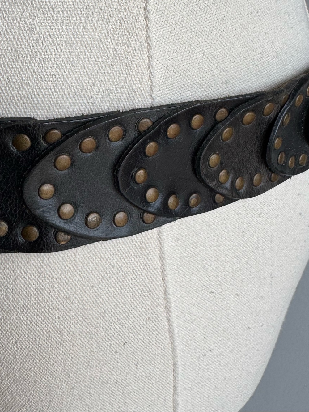 Y2K GUESS Leather Studded Belt Womens L Hammered Brass Disc Buckle Boho Western - Picture 4 of 15